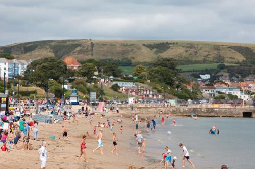 🌊🏖️ SWANAGE CENTRAL BEACH TO FLY BLUE FLAG & SEASIDE AWARD AGAIN IN 2025! 🏅💙